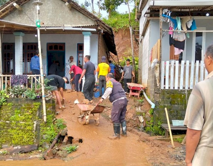 Sinergitas Polisi Bersama TNI dan BPBD Tangani Banjir dan Bersihkan Material Longsor di Kediri